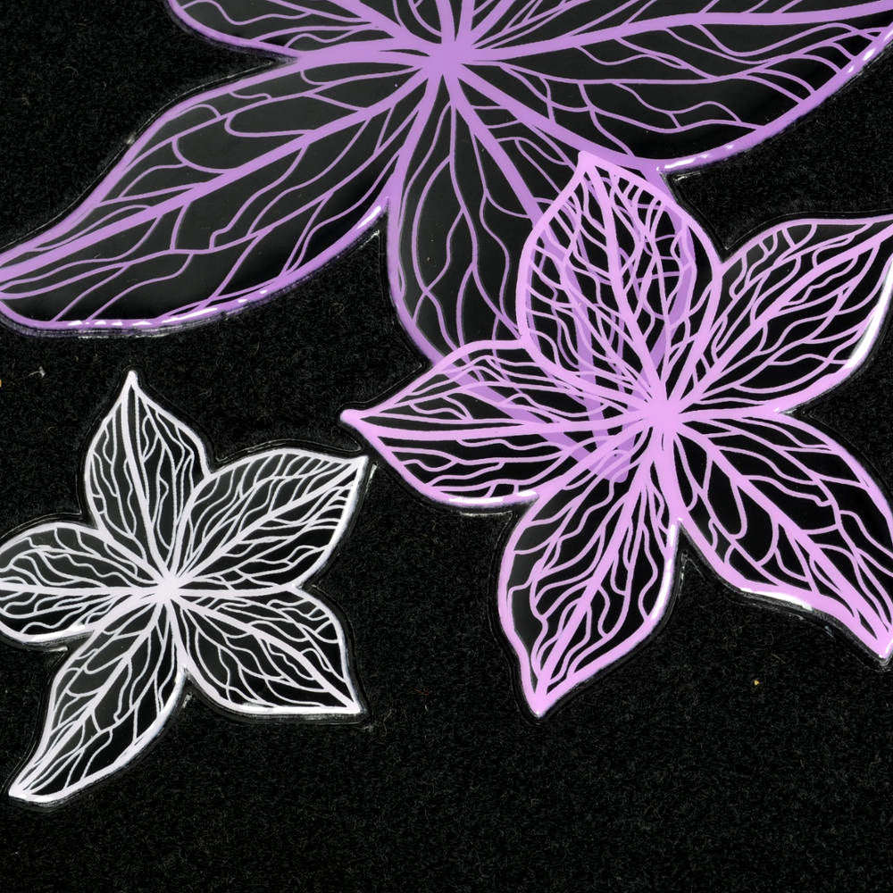 BDK 5-Piece Purple & White Flowers Vorderbodenmatten, Hinterbodenmatten und Lenkradabdeckung (Fits 14.5' - 15.5')