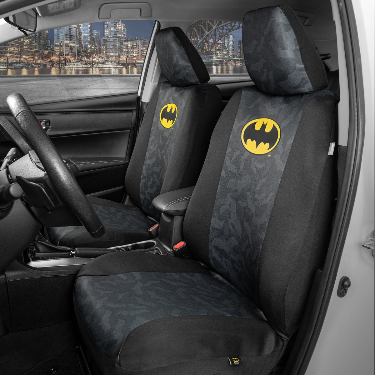 Warner Bros DC Comics 2-Pack Batman Logo mit Bat Background Vordersitzbezügen und 2-Pack Batman Logo Sitzgurtpads
